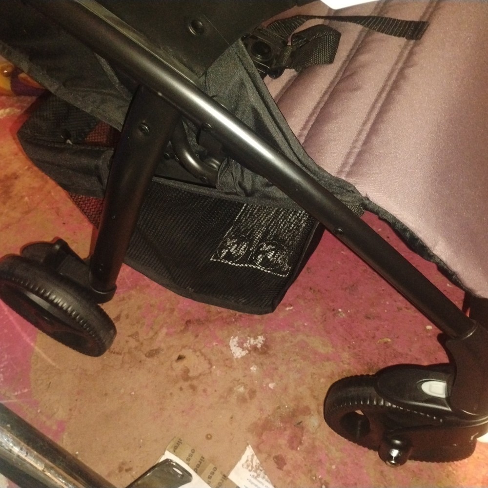 Graco Stroller -Black- Great Condition - Lightweight & Foldable With One Hand LN