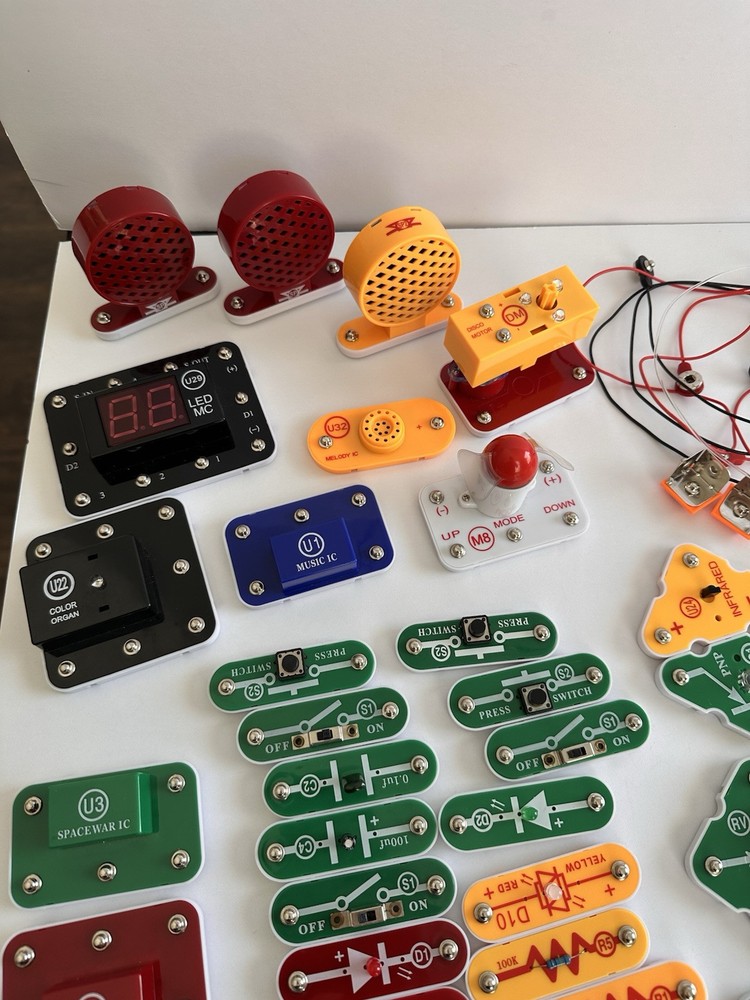 Electronic Snap Circuits Large LOT Elenco STEM Educational