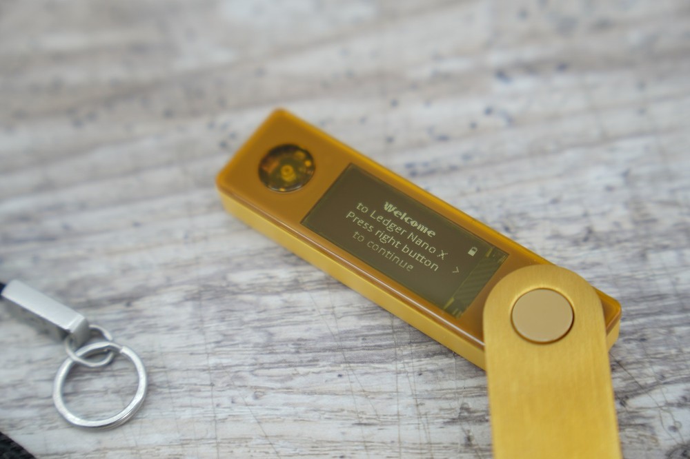 Ledger - Nano X Crypto Hardware Wallet - Bluetooth - Gold