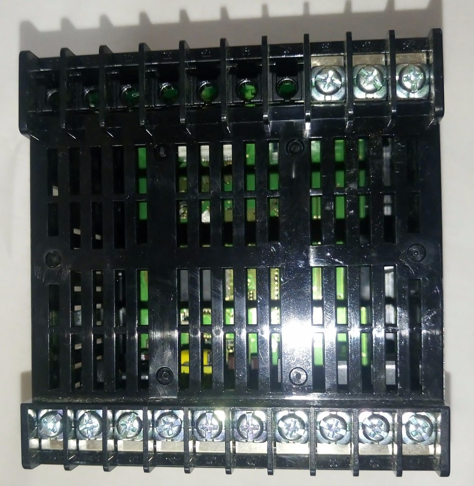 Omron E5AZ-Q3T Temperature Controller 100-240Vac Panel Mount New