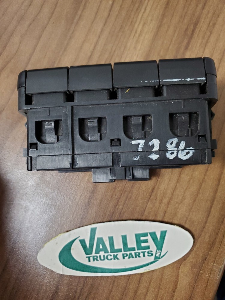 Freightliner CASCADIA Dash Panel: Switch Panel