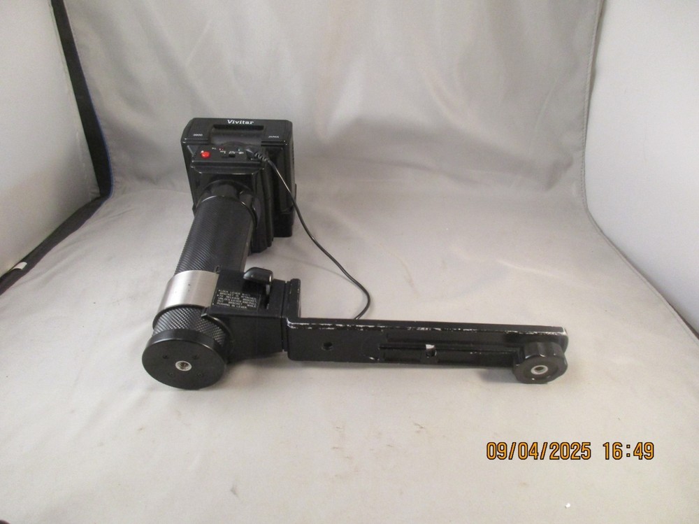 Vivitar 3900 Auto Thyristor Flash w/bracket, cable & block used good condition