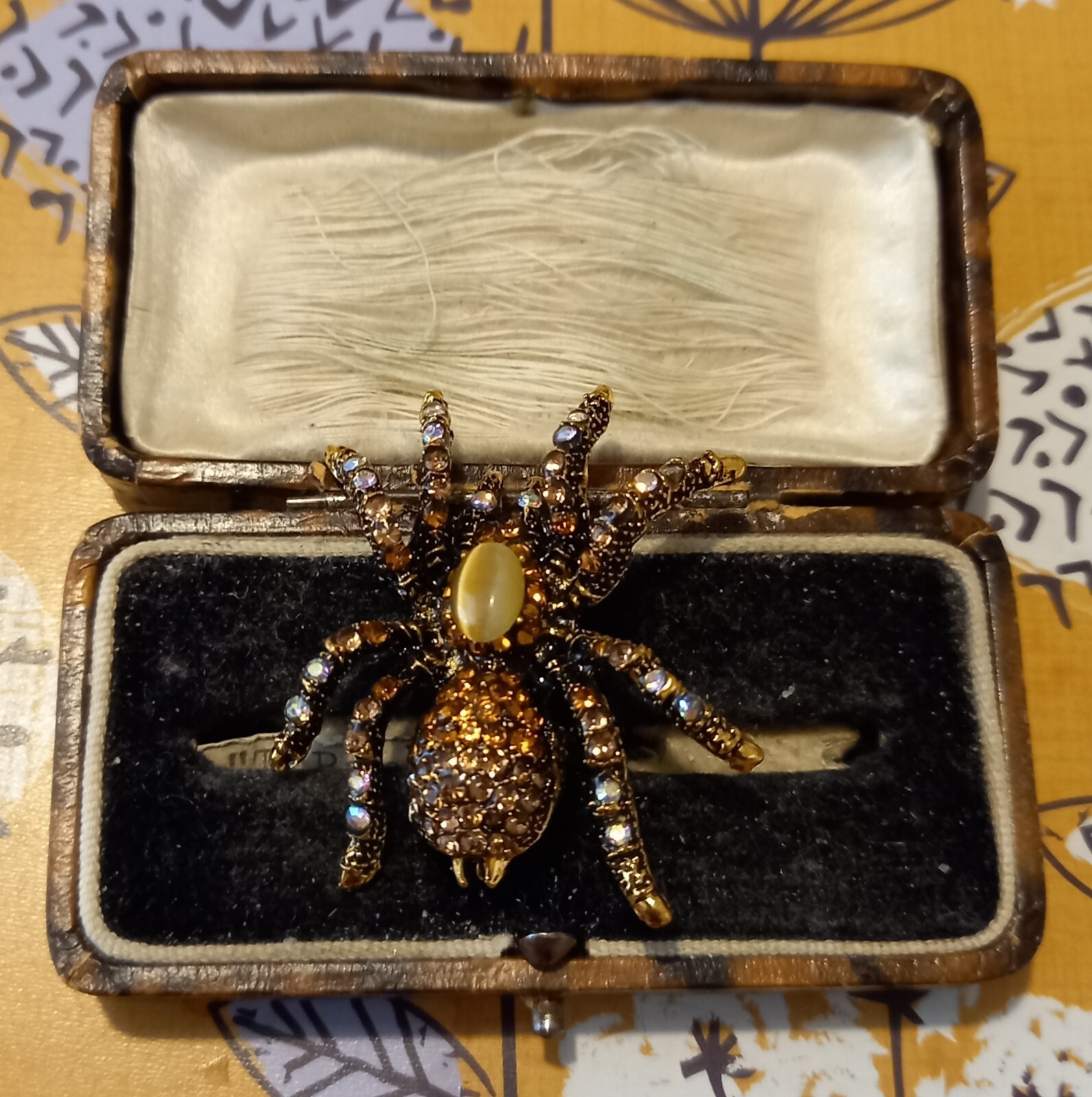 VINTAGE STYLE SPIDER BROOCH CRYSTAL RHINESTONE OPALESCENT BEIGE BODY SPARKLY