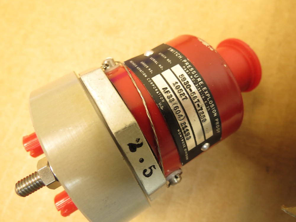 Aircraft Fuel Pressure Switch “Explosion Proof” Bendix 3135-16-E-25 New Surplus