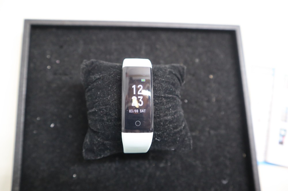 GRV FITNESS TRACKER - WHITE ***