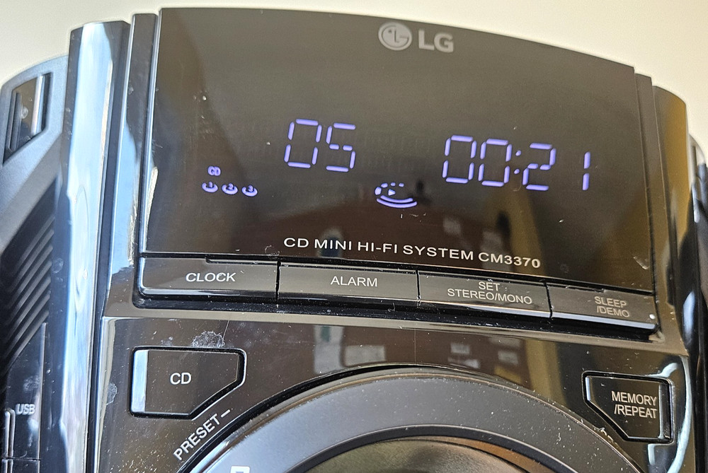 LG CM3370 Mini Hi-Fi System 200W Bluetooth CD USB w/ CMS3370 Speakers & Remote