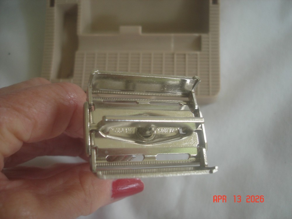 NICE! CLEAN! BOXED 1957 GILLETTE DE SAFETY RAZOR Date Code C2 TTO FLARE TIP USA