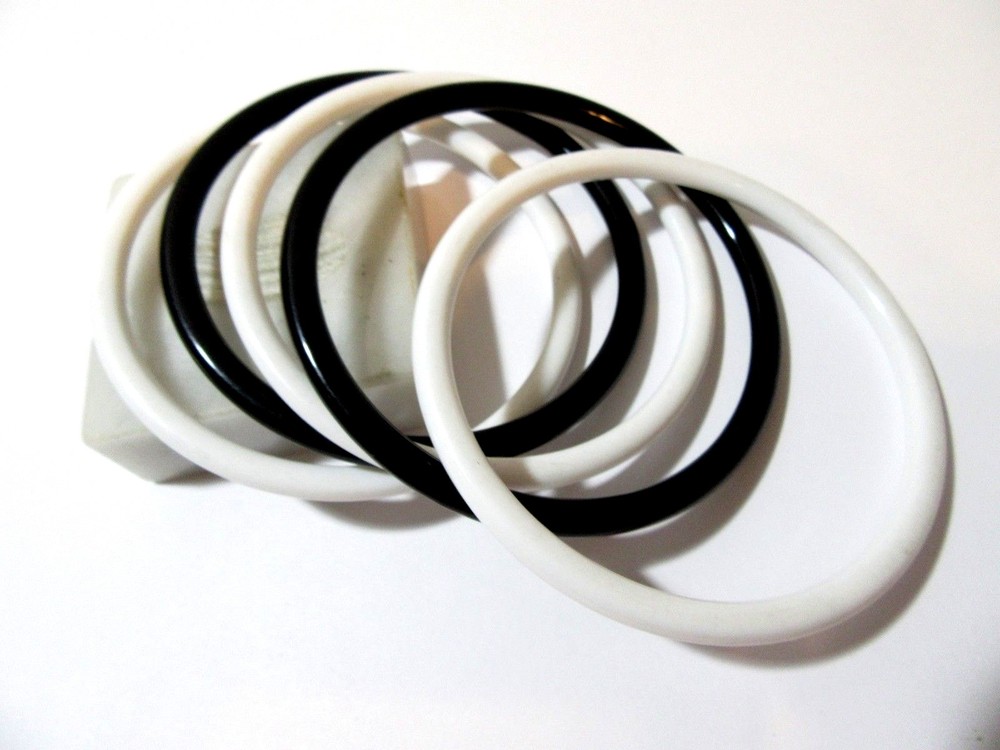 THREE BLACK TWO WHITE SET PLASTIC BANGLE BRACELET CLASSIC ROUND EDGE