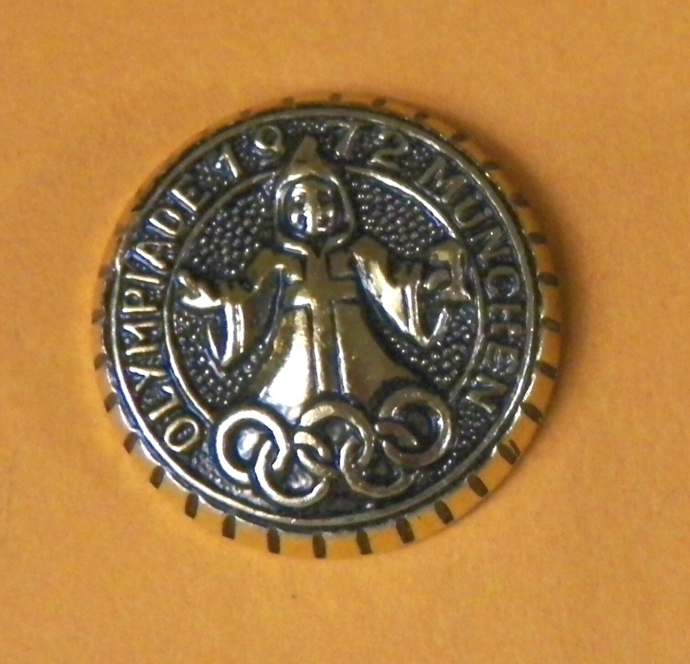 Bb 1972 OLYMPICS ALUMINUM BUTTON MUNICH GERMANY