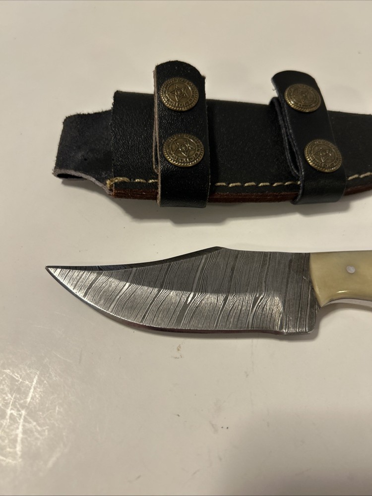 Fixed Blade Knife With Sheath And Box