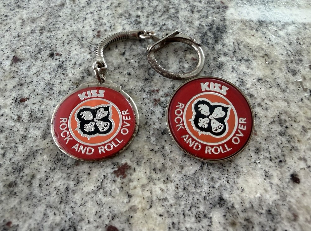 KISS 1977 RARO RING BADGE SET UK GENE PAUL ACE PETER AUCOIN VINTAGE MEGA RARE