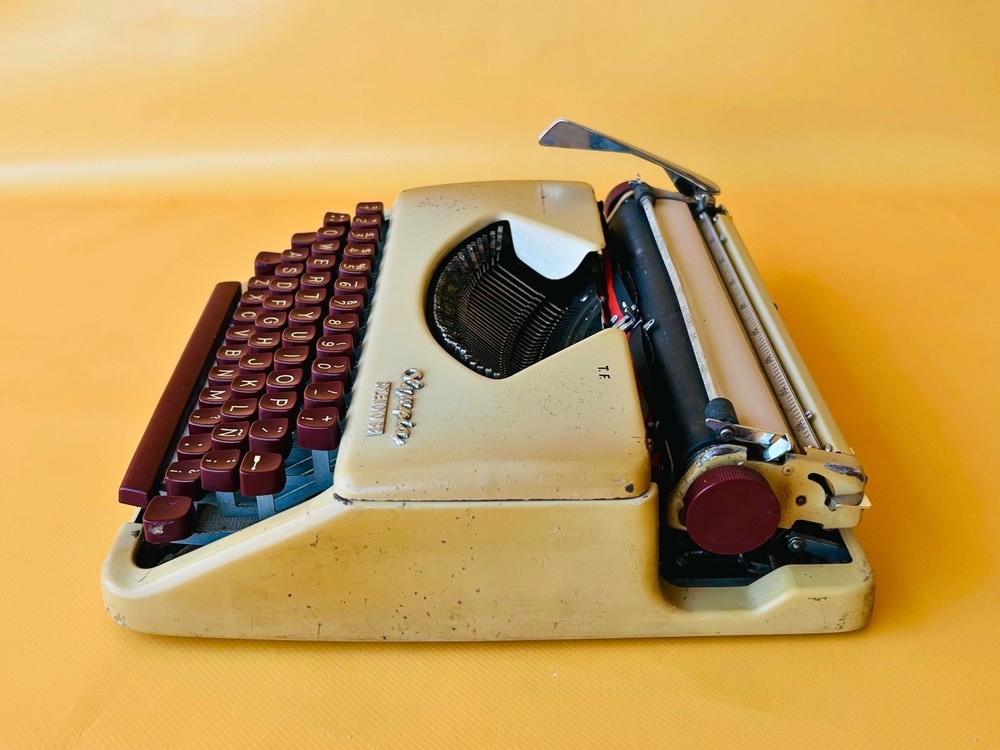 Working Typewriter Olympia Splendid 33 Beige Typewriter with Case 1970 Portable