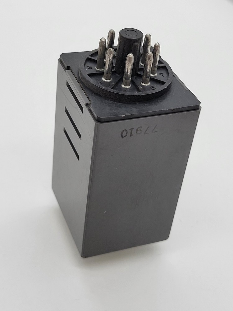 IDEC GT3F-2 A100 Electronic Timer w Base 3A-30VDC 4A 250VAC 8 Pin Analog Dial