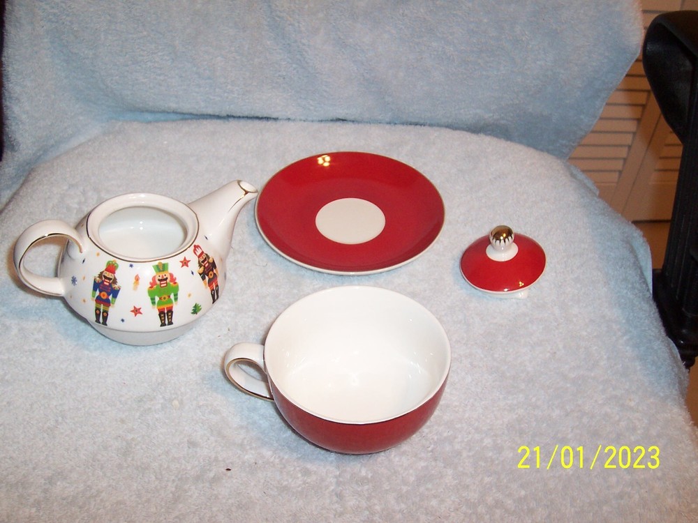 Elegance Tea For One Christmas Nutcracker Teapot New No Box