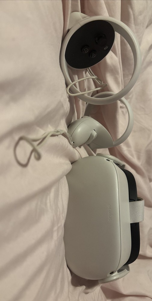 Oculus Quest 2 128GB Pre-owned with Controllers and Case