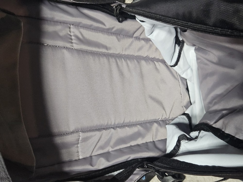 CamelBak Rim Runner 22 Hydration Pack 2.5L Zip Black Hiking Backpack EUC