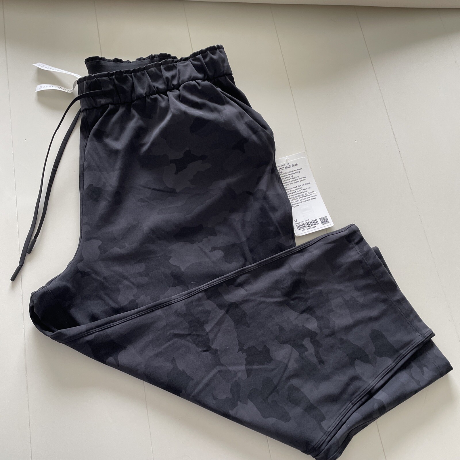 NWT LULULEMON Stretch High-Rise Crop, color: H3DC black camo, size 18 $98