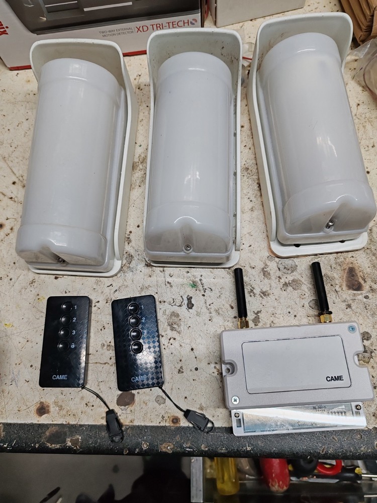 1 receiver +3 external wireless sensors +2 remote controls 4 buttons