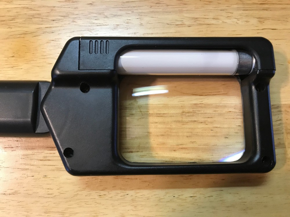 FLUORESCENT LIGHTED HAND HELD MAGNIFIER BATTERY POWERED VINTAGE