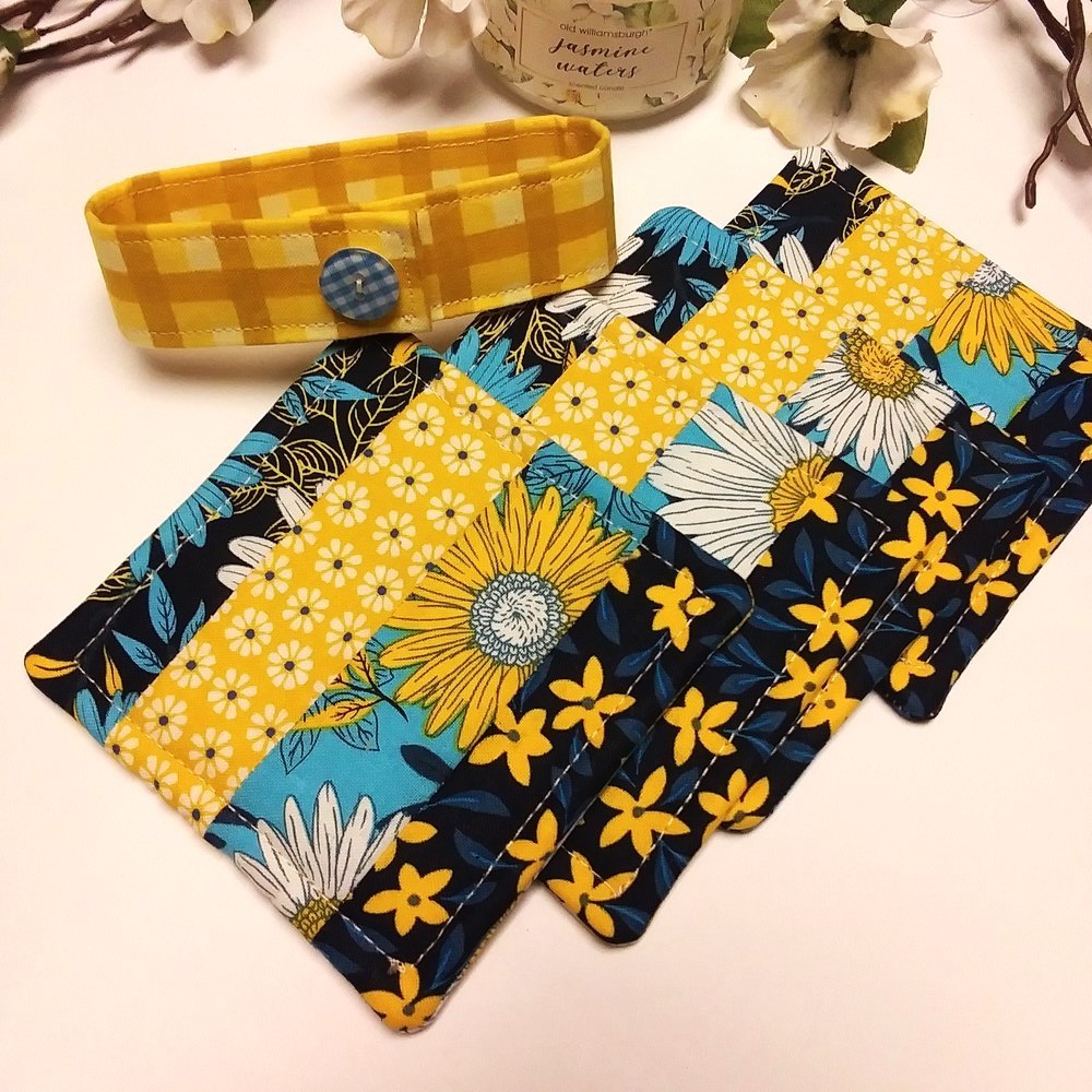 DARLING DAISIES 5pc Handmade Reversible Patchwork Coasters w/Holder & Button