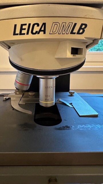Leica Microscope DMLB W/ two objectives