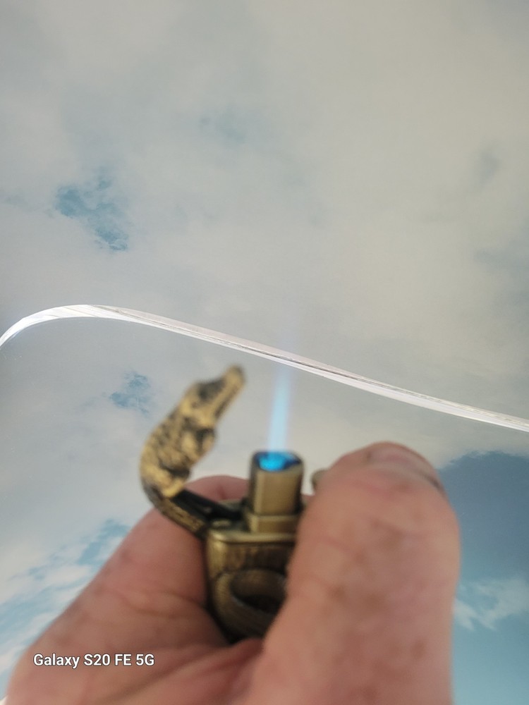 Alligator cigarette lighter