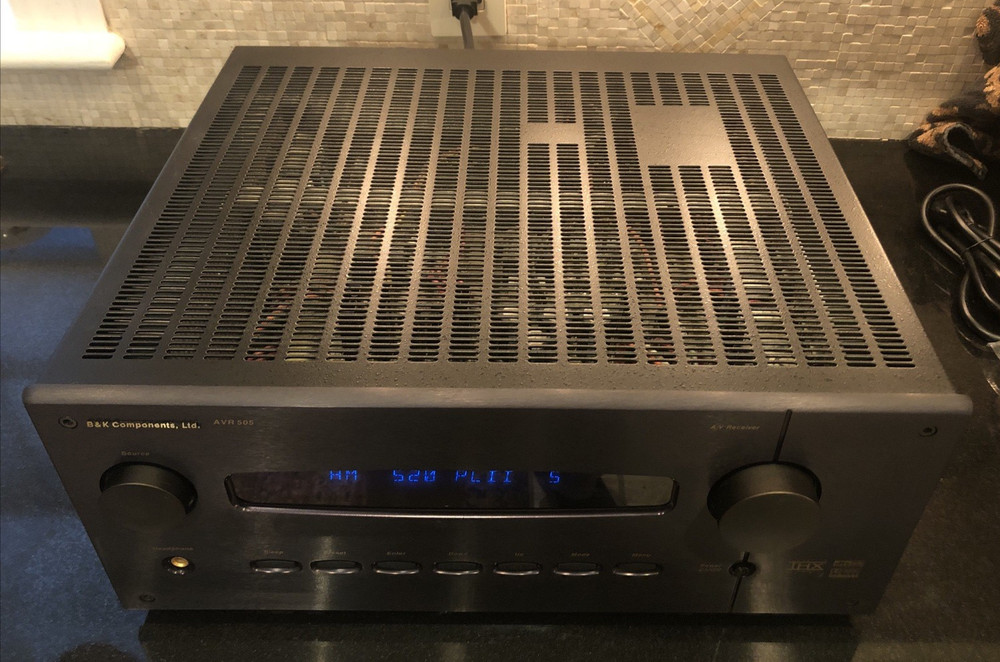 B&K Components AVR505 A / V Receiver SR10.1 B&K Remote Control Bundle