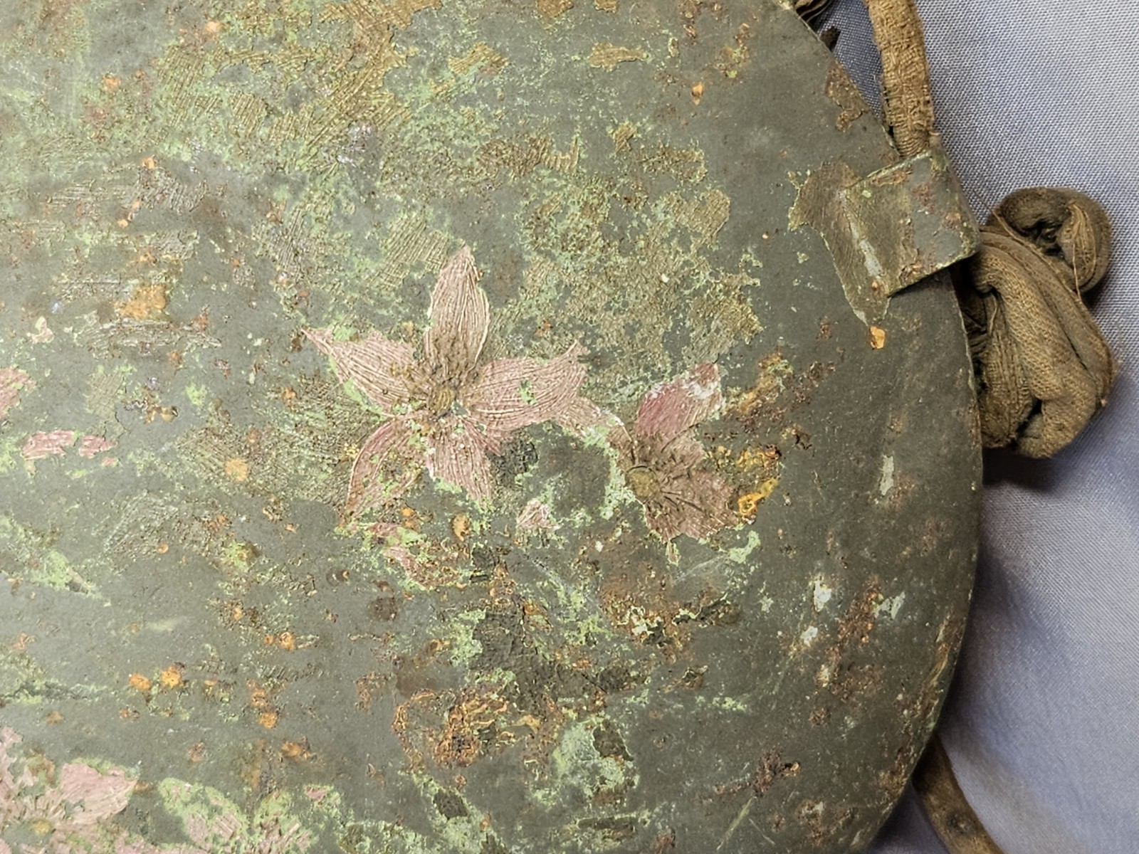 ORIGINAL AMERICAN CIVIL WAR SMOOTH SIDE CANTEEN WITH PAINTED FLOWERS AND STRAP