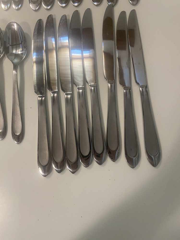 Oneida Sand Dune Silver 47 Piece Stainless Flatware Set