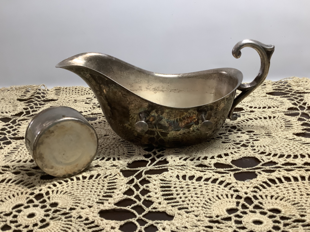 English Silver Mfg Corp Vtg Gravy Boat on Ornate Warming Stand, Silverplate