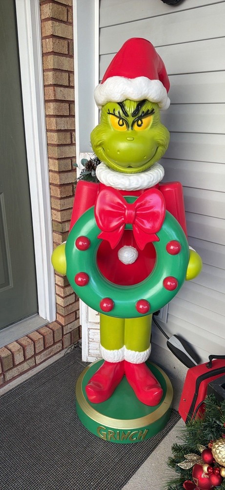 JUMBO 5' Grinch Nutcracker ( 63" ). Wreath Lights Up