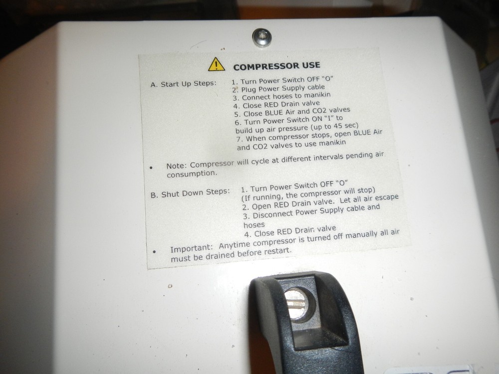 LAERDAL AIR MANIKIN SIMULATOR COMPRESSOR UNIT DSS 110-2 VERY NICE WORKING