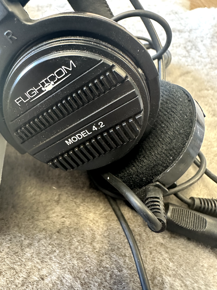 FLIGHTCOM LIGHT WEIGHT AVIATION HEADSET MODLE 4.2