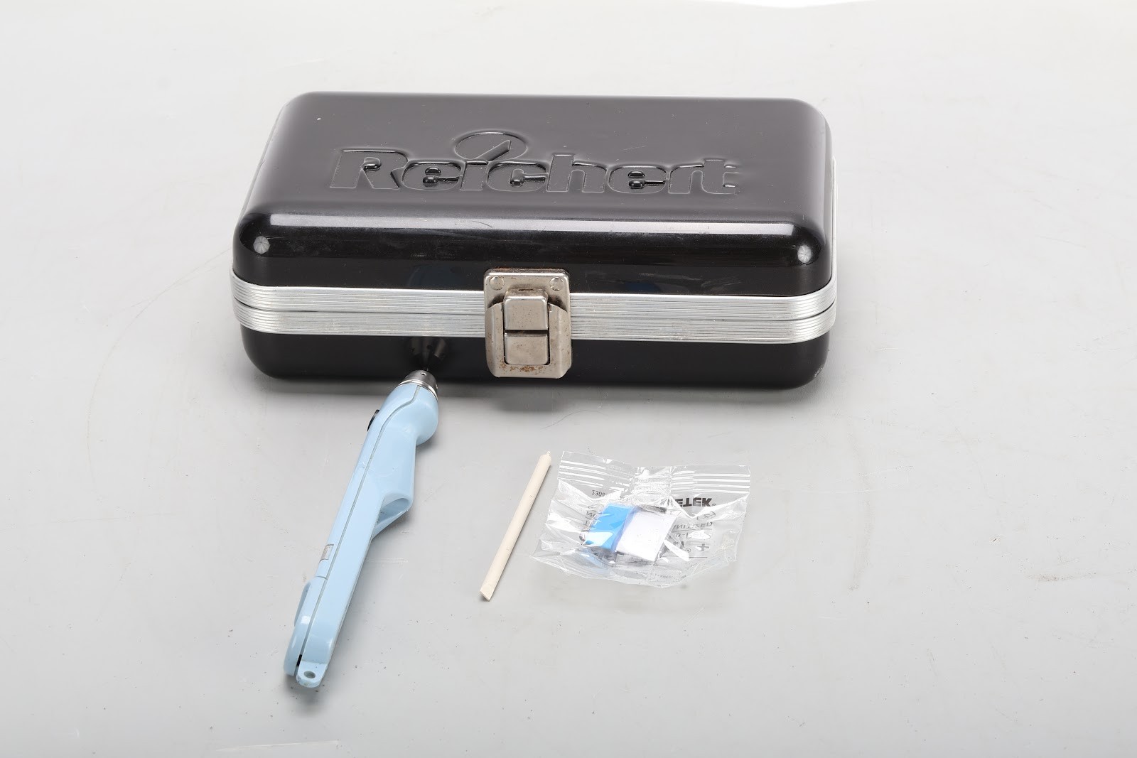Reichert 230588V Tono-Pen Vet Veterinary Tonometer With Hard Case