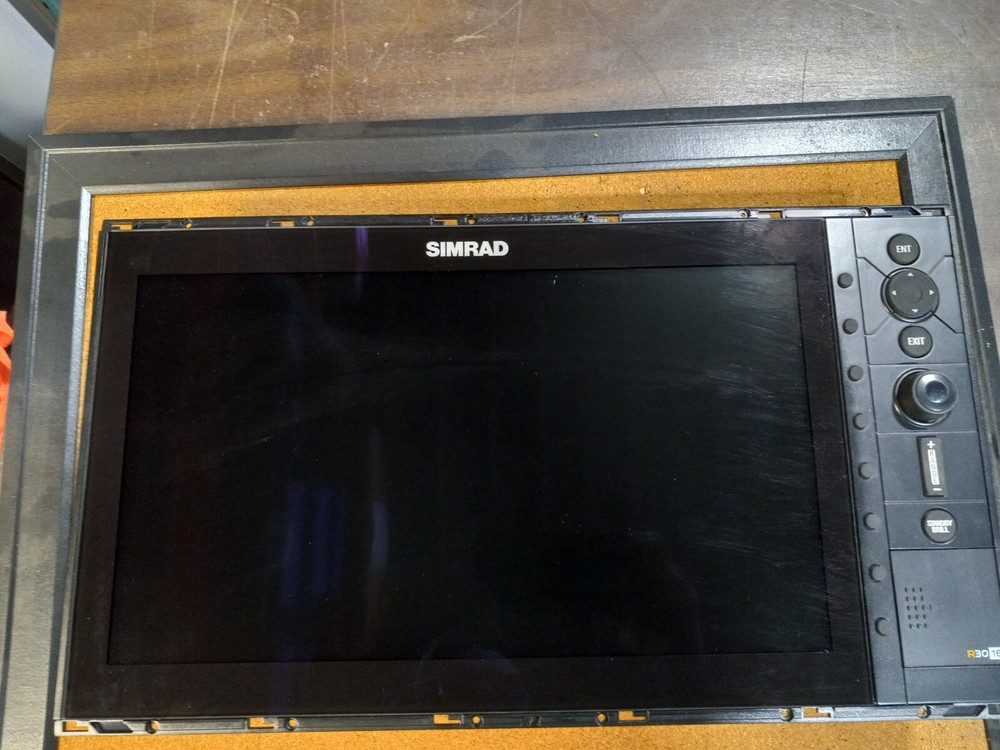 Simrad R3016 16" Radar Display WITH FRONT COVER NICE LCD