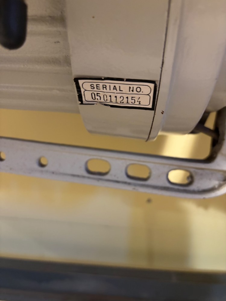 Juki ddl-5550 sewing machine with table