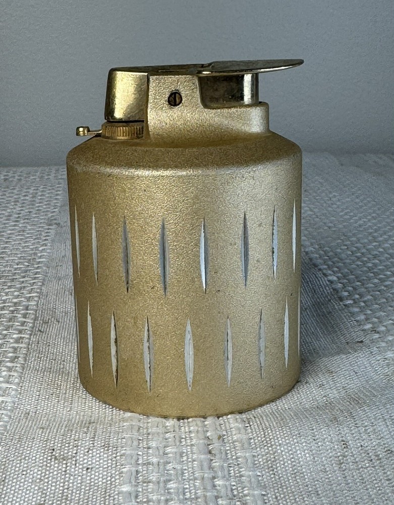 Vintage Ronson verafame venus matte gold tone chisel cut table lighter 3"