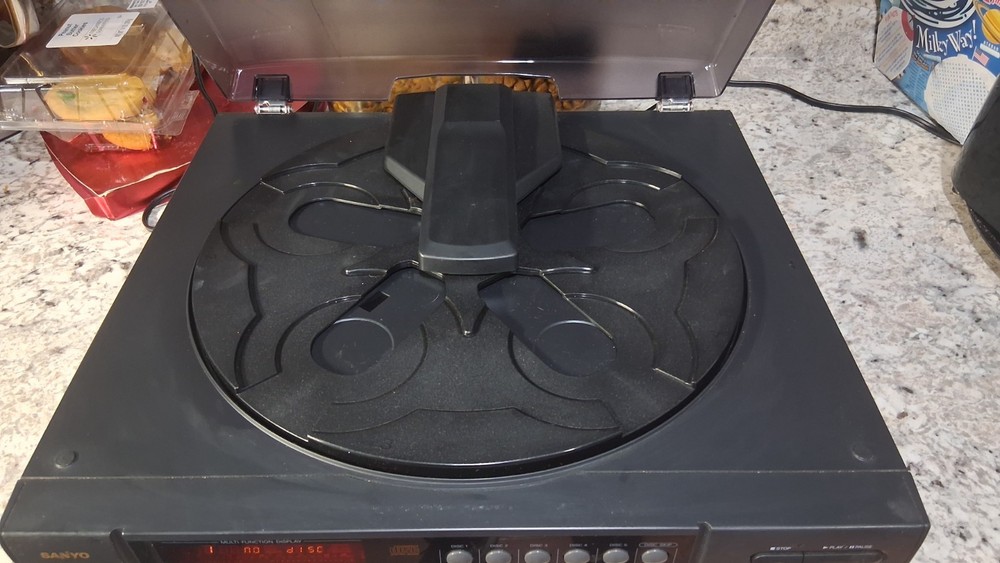 Sanyo 5-Disc CD Changer (a carousel style CD player) With Crack Plastic- works!
