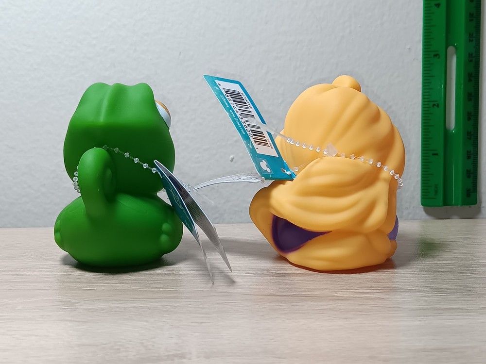 *FREE SHIP* 2.5" RAPUNZEL + PASCAL Disney Classic Cartoon Duckalooz