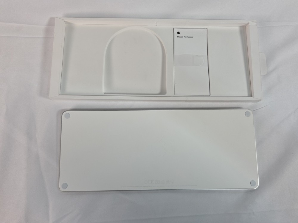 Apple A2450 Magic Keyboard Silver/White