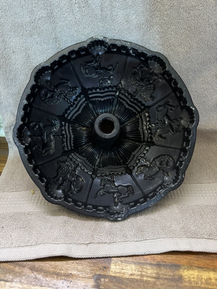 Nordic Ware Carosel cast iron cake pan