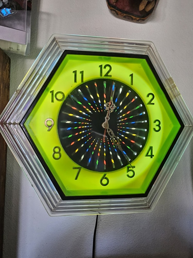 VINTAGE 17" LIGHTED KALEIDOSCOPE PSYCHEDELIC ELECTRIC WALL CLOCK WORKING!