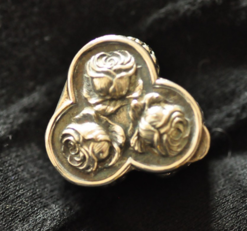Vintage Sterling Silver Clover‑Shaped Pill Box – Three Rose Repoussé Panels  12g