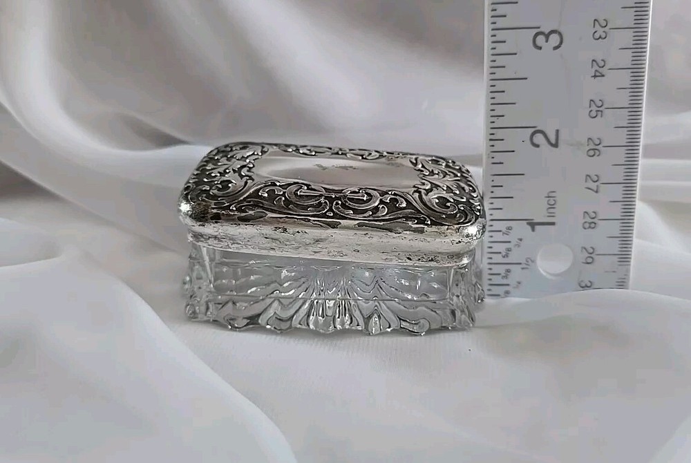 ANTIQUE GERMAN SILVER REPOUSSE LIDDED DRESSING TABLE PRESSED GLASS BOX