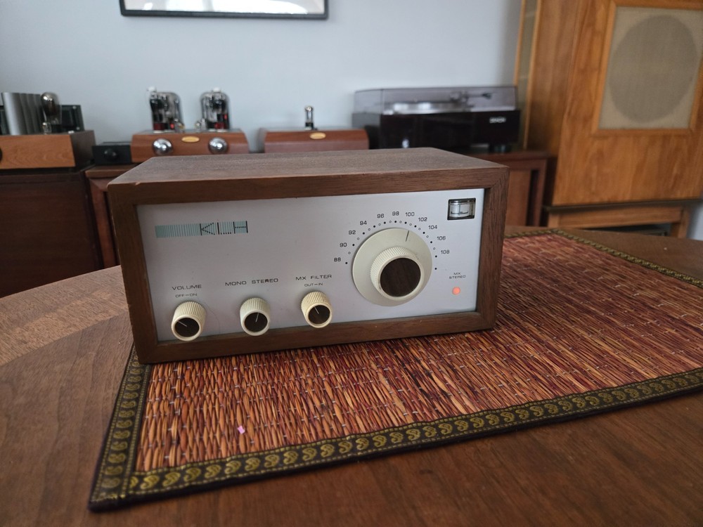 KLH "Model Eighteen" Tuner. Powers up, Needs work