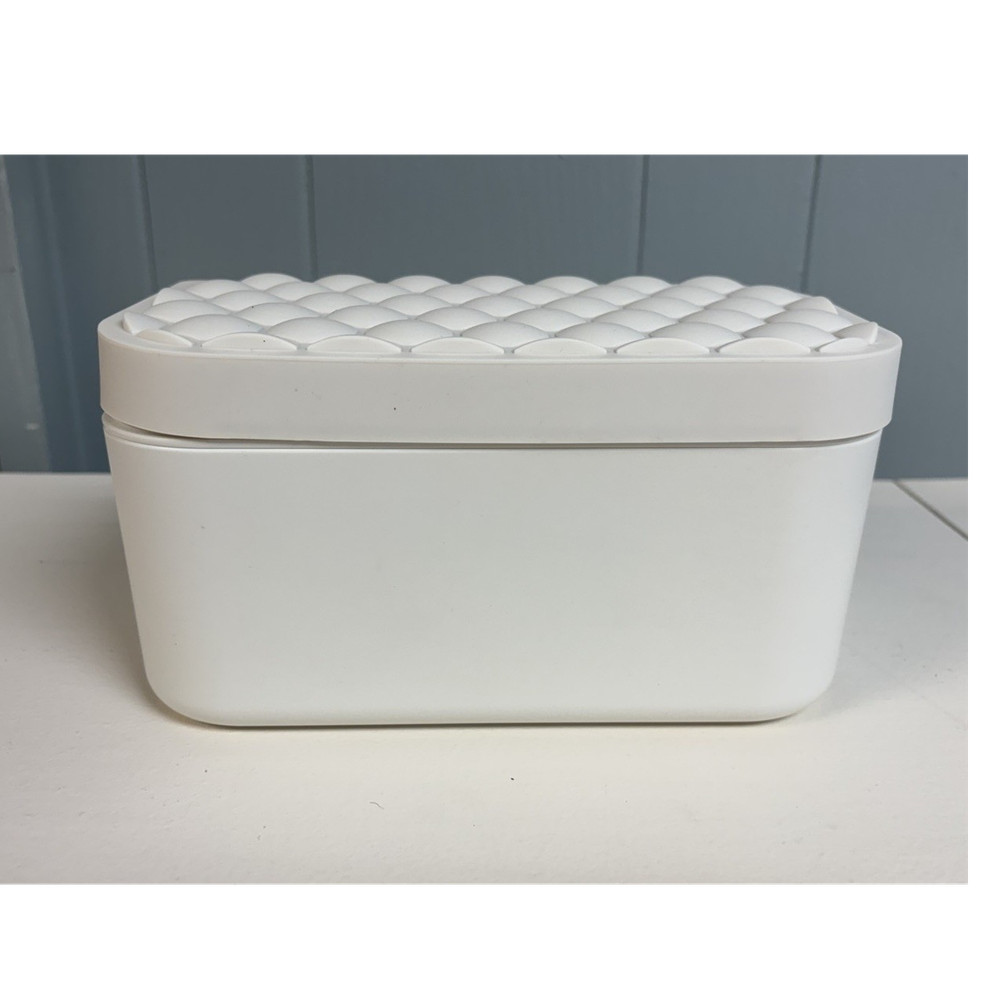 White Hexagon Honeycomb Pattern Plastic Ice Cube Tray with Lid