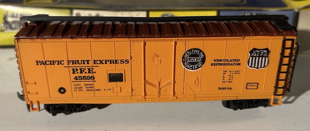 AHM 5274G Ho Scale Pacific Fruit Express PFE
