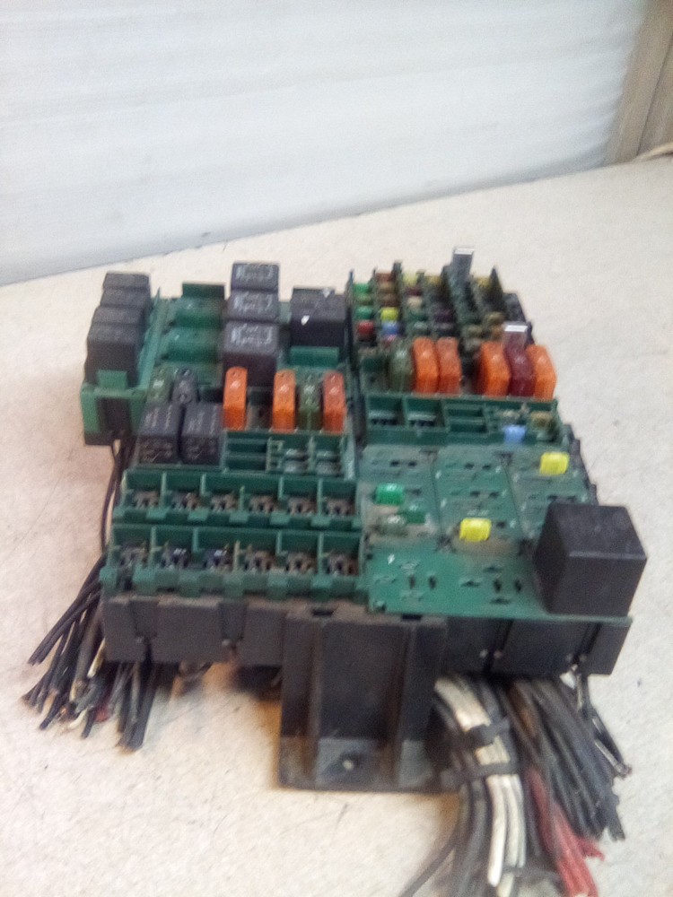 2000 Volvo VNL Fuse/Relay Box
