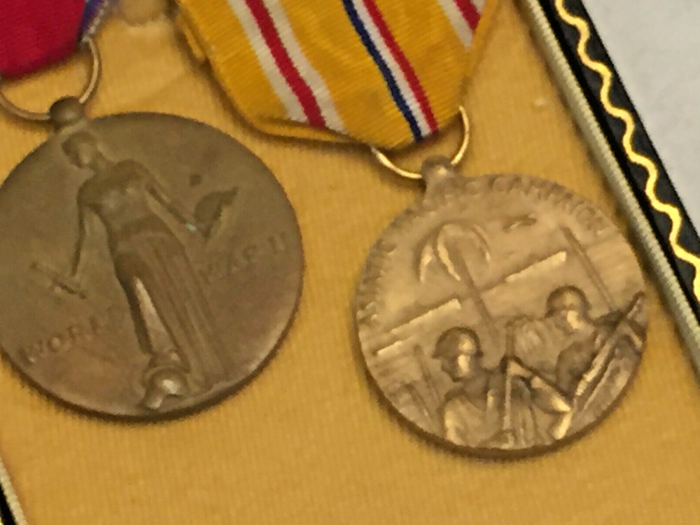 USMC WW II Marine Corps Metals Military insignia Army World war two