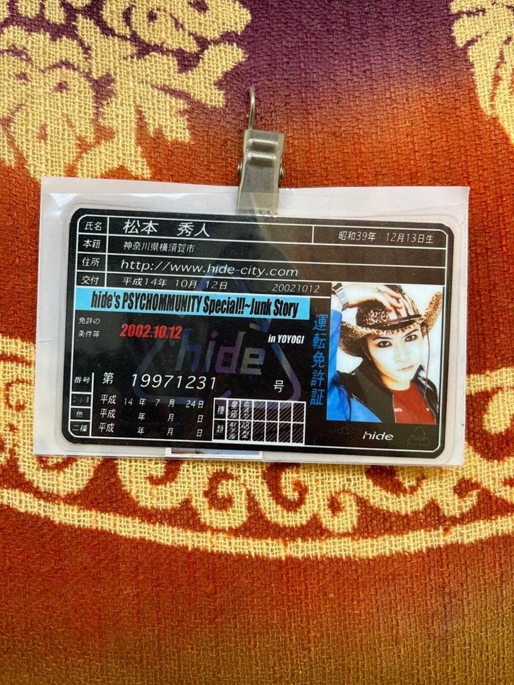 2 hide acrylic keychains & 1 driver's license